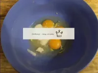 Ponemos huevos de pollo en un recipiente profundo....