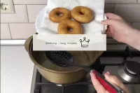 Mettez les beignets prêts sur une assiette avec un...