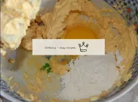ادفع بيضة دجاج واحدة في وعاء وأضف ملعقة كبيرة من ا...