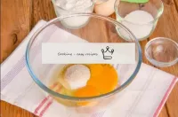 在一個碗裏，我們將雞蛋，糖和香草糖結合在一起。...