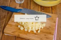 ナイフでパイナップルを細断。...