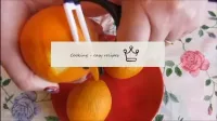 用刀或蔬菜从橘子上取下皮。将皮放在糖丁糖浆中。将橙子切成两半，将汁液挤入糖浆中。将所有东西搅拌均匀并...
