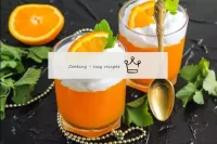 Postre de gelatina de naranja hecho de naranja...