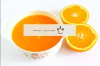لفي كل برتقال مع الضغط على الطاولة حتى يبرز العصير...