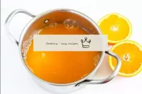 Gießen Sie Orangensaft in einen Topf, legen Sie es...