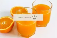 يُسكب عصير البرتقال الدافئ مع الجيلاتين المذاب فيه...