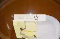 Le beurre à température ambiante est fouetté avec ...