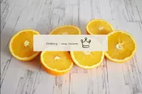 橙子徹底洗凈，用紙巾擦幹，切成兩半。...