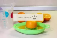 以方便的方式挤出果汁。如果你用像照片这样的手工榨汁机挤压橙子，那么你可以暂时将橙子放在热水下滚动到桌...