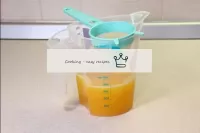 生成的果汁可以通過大篩子進入，因此成品果醬將更加透明。從一個中間橙子中冒出大約100毫升的果汁。...