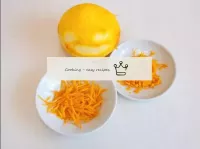 A laranja é esfregada e esfregada em um pequeno ta...