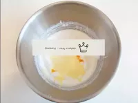 我們在碗中加入蛋白質和雪松洗過的蛋黃。...