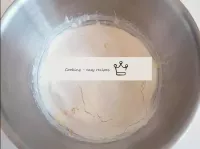 將面粉通過細篩直接篩入一個帶有鞭打雞蛋和雪松的碗中。...
