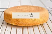 Saca la galleta terminada del molde, pasa a la par...