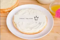 Cubre la galleta con una capa de crema de naranja....