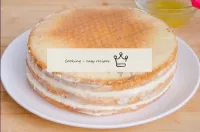 だからケーキを集める。最後のケーキをシロップで浸しないでください。このフォームでは、クリームをつかむ...