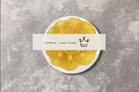 この方法ですべてのオレンジのくさびをきれいにして下さい。その後、半分または四分の一にカットすることが...