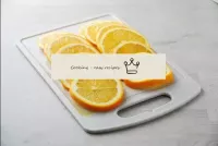 Waschen Sie die Orangen gut unter fließendem Wasse...