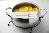 將水倒入鍋中，放火。取水質量過濾。在沸水中，將橙子的葉子放下3-4分鐘。...
