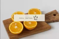 オレンジを十分にすすぎ、半分に切って安定したオレンジ半球にします。...