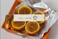 將紅糖和肉桂混合，撒上足夠豐富的切開橙子的表面。準備好的水果放在加熱到200度的烤箱中。將橘子烘烤約...