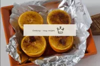 オーブンで焼いた既製のオレンジをサーブ、できれば冷却、あなたの好みに装飾し、小さじでデザートを伴う。...