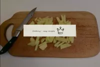 Laver les pommes de terre, éplucher et couper en p...