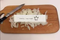 将洋葱从外壳中清除，然后用薄的稻草切成薄片。为了防止洋葱切成薄片，用冷水擦拭它和刀子。...