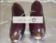 オーブンを温めます。私達はベーキングシートの上にホイルのシートを置き、それにauberginesを置...