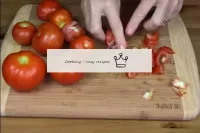 Corta los tomates en cubos. Si lo desea, puede qui...