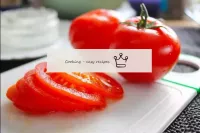 Cortar los tomates con tazas de un poco menos de e...