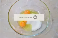 準備面團，拿一個深層寬敞的碗。在碗中將雞蛋與糖結合。用攪拌機將它們攪拌一點。...