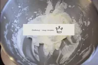在一个深碗里倒入预先冷藏的奶油，把糖粉浸泡，开始用搅拌机轻轻地搅拌。两分钟后，当粉末溶解时，将速度提...