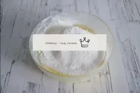 面粉用发酵粉筛选，加入面团。...