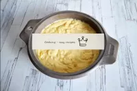 Derrame a massa na forma lubrificada de manteiga p...