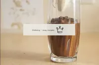 巧克力被转移到玻璃杯中。...
