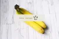 Für die Füllung benötigst du 2-3 Bananen. Nehmen S...