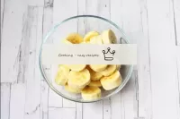 Peel and cut the bananas into not-so-thick circles...