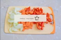 Pulite le cipolle e le carote dalla buccia e tagli...