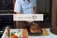 Corte a manga para fazer uma coroa na carne. ...