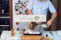 Вылейте майонез на мясо. ...