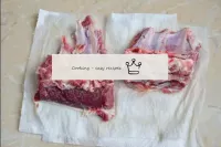 将切碎的肉在自来水中彻底冲洗，因为骨头上有许多非常小的碎片。然后用纸巾将肉擦干，以除去多余的水分。...