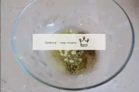 Versate olio d'oliva in una piccola coppa spaziosa...
