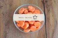 Épluchez les carottes et coupez-les en tasses peu ...