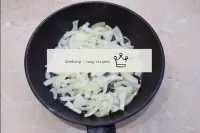 將洋蔥清潔並用半環切開。在另一個鍋裏，將切成薄片的洋蔥烘烤2-3分鐘，使其變透明。...