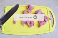 Ensuite, couper la viande battue avec de fines bar...
