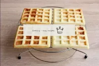 Tirem os waffles prontos com uma espátula de silic...