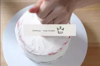 في وسط الكعكة، اصنع برعم. ...