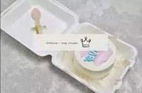 Transfer the finished cakes to special lunch boxes...