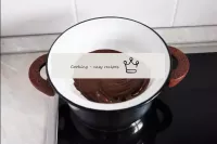 将巧克力融化在水浴上。为此，将断裂的巧克力放入杯子中，放在沸水锅上。搅拌时，将巧克力完全溶解。你可以...
